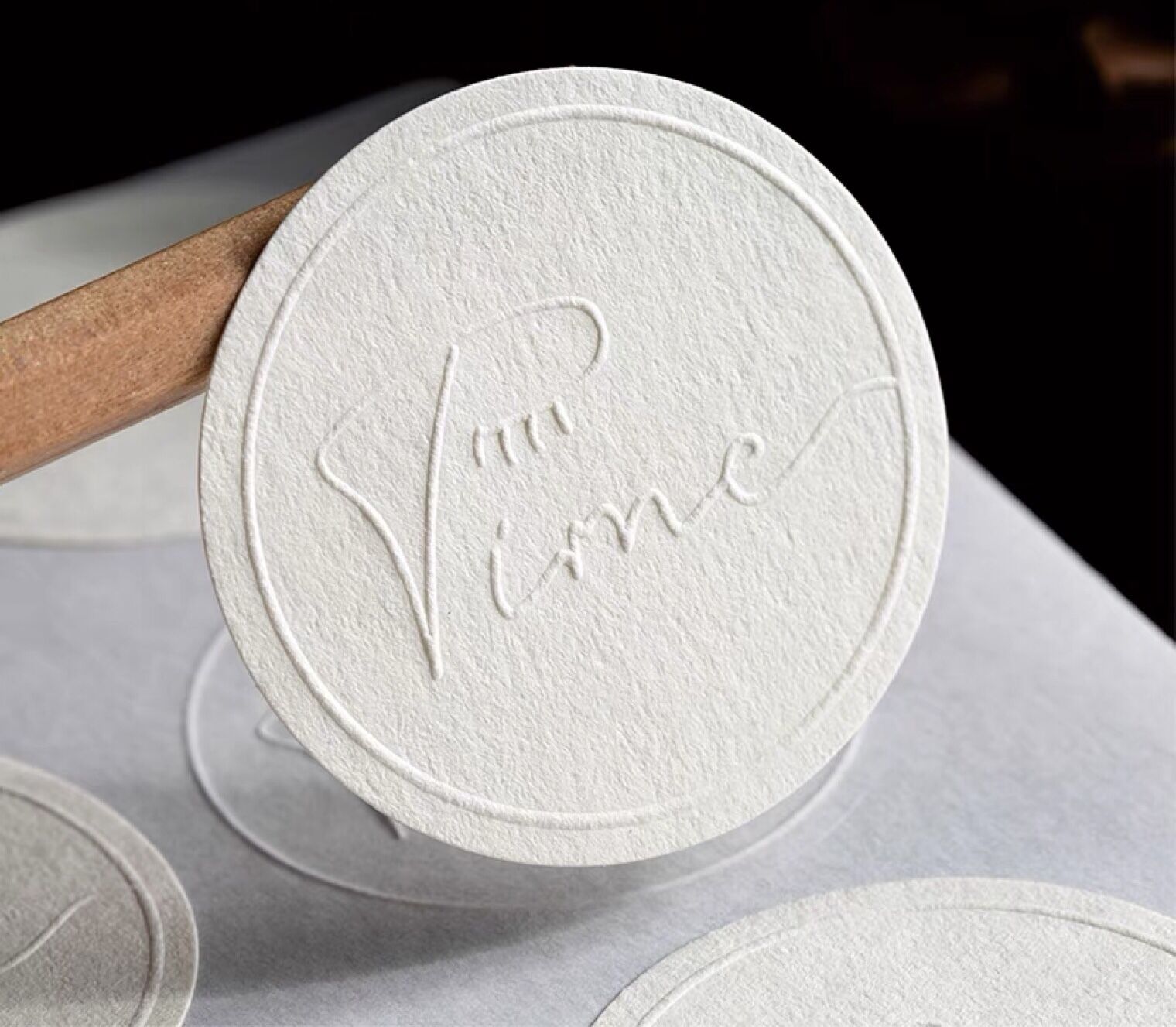 3D エンボスステッカーカスタムロゴラベル包装パーティーギフ - Resin Art Logo のレビューと価格